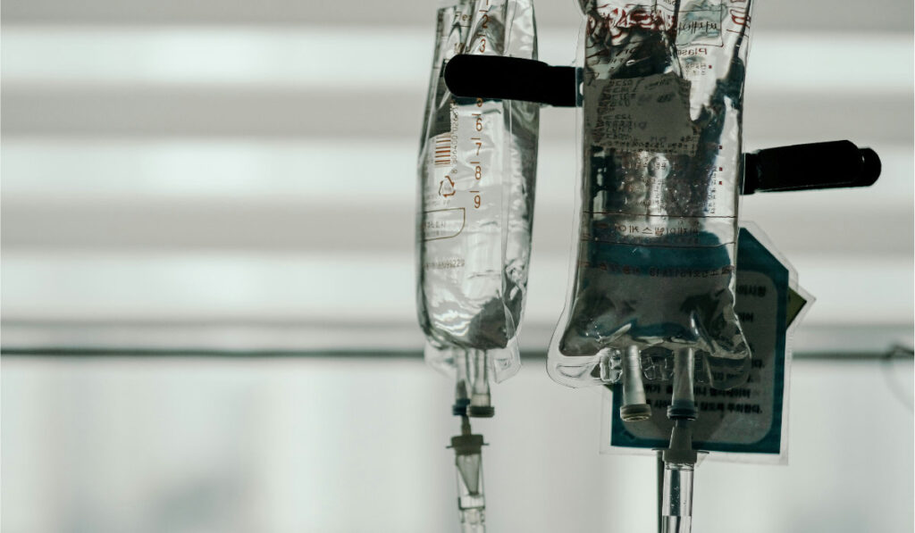Un sac de liquide pour une perfusion à l'hôpital